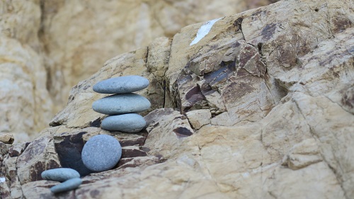 www.anglesey-hidden-gem.com - Church Bay Beach Pebble Sculpture