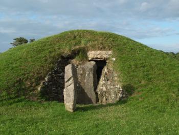 Bryn Celli Ddu Anglesey Monument