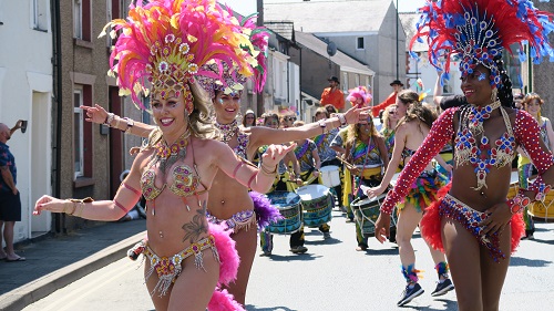 www.anglesey-hidden-gem.com - Llangefni Carnival 2018 Beautiful Dancing Ladies
