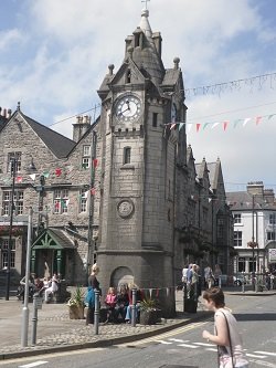 www.anglesey-hidden-gem.com Llangefni Clock & Town Square